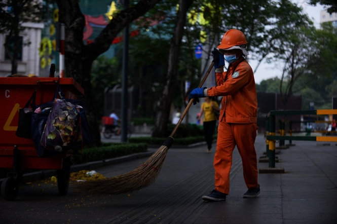 8g sáng trời vẫn tối, người Sài Gòn phải bật đèn chạy xe 