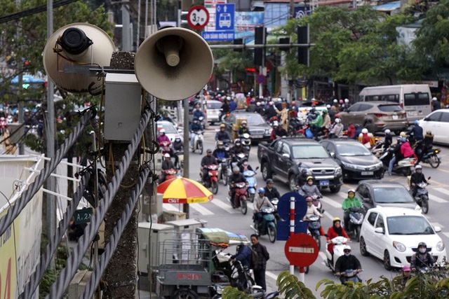  Hệ thống loa đôi trên phố Giảng Võ (quận Ba Đình), nơi luôn có rất đông người qua lại. Loa phường các gọi quen thuộc chỉ hệ thống phát thanh cấp phường, xã. 