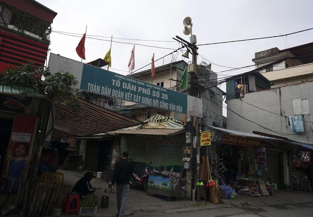  Hệ thống loa phường hướng phát thanh về khu dân cư ở phường Khương Trung (quận Thanh Xuân). Trong chiến tranh, loa phường làm nhiệm vụ báo động trong các tình huống khẩn cấp, báo động có máy bay địch. Ngoài ra, loa phường là kênh thông tin tình hình kinh tế, xã hội tới nhân dân. 