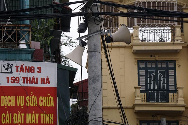 Là hệ thống phát thanh cấp phương, xã, loa phường ở một số nơi không được chăm sóc cẩn thận dẫn đến xuống cấp, hưu hỏng. Trong ảnh là đôi loa xộc xệch trên phố Thái Hà (quận Đống Đa).