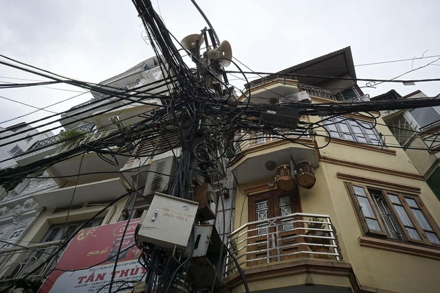 Hệ thống loa phường trên đỉnh cột điện nhằng nhịt dây cáp, mặt phố Hàng Hòm (quận Hoàn Kiếm).