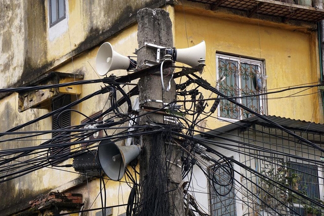 Nhiều cột loa chỉ cách tường nhà dân chỉ khoảng 3 mét.
