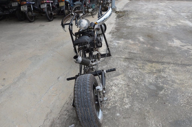  Hai bánh xe được lắp bằng bánh xe ô tô 