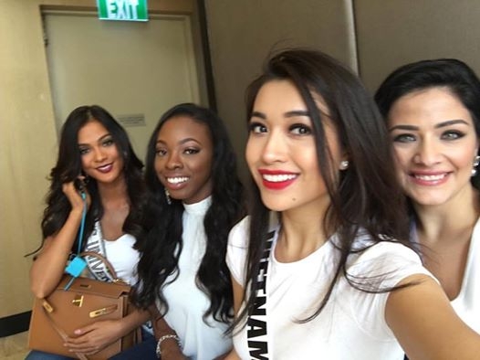 a hau le hang di thi miss universe nhung lai khong the noi tieng anh hinh anh 1