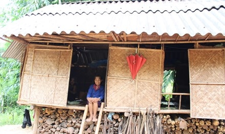 Bà Kăn Minh trong ngôi nhà sàn của mình ở bản A Vương, xã Tà Rụt