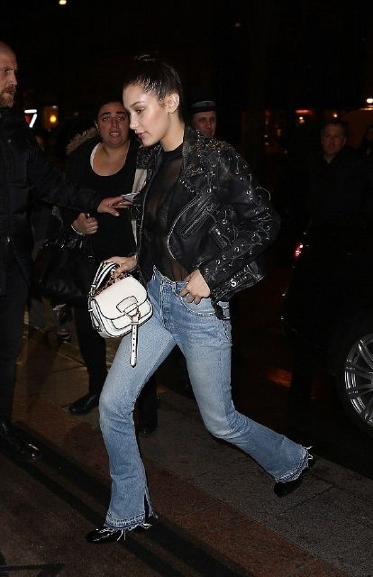 Bo suu tap quan jean pha cach cua Bella Hadid hinh anh 5