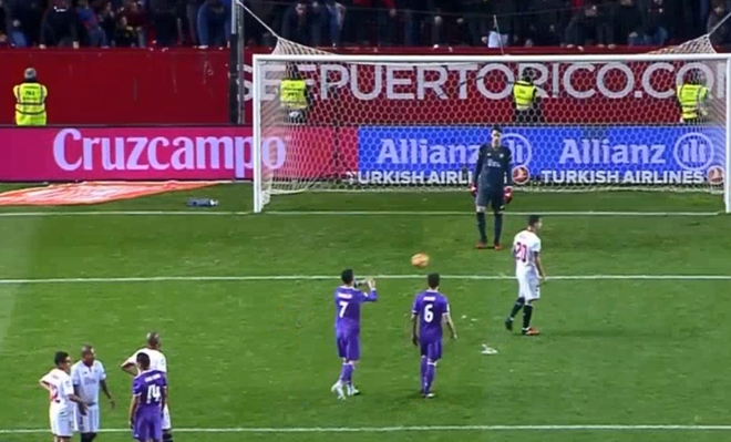 CR7 nem bong vao lung doi thu, an va kiem phat den hinh anh 1