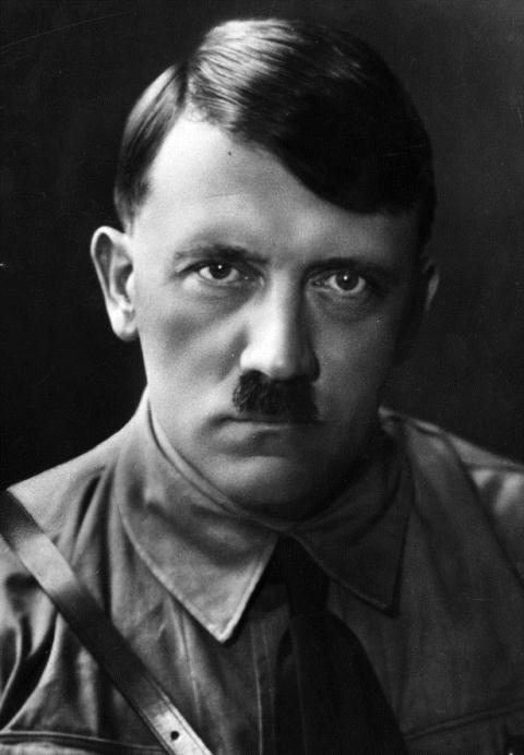 Cuu nhan vien CIA tung bang chung Hitler gia chet bo tron