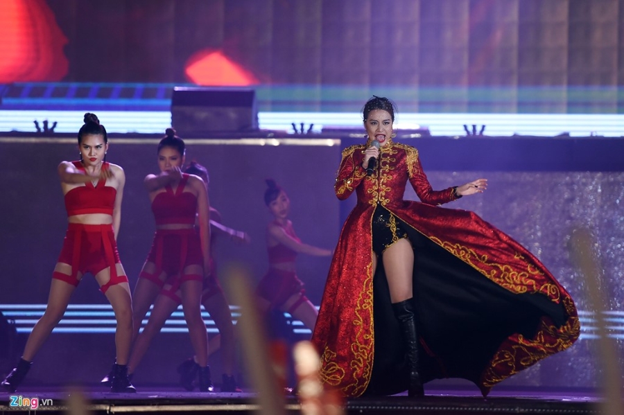 Dan sao Viet dot nong mua dong Ha Noi tai 'Dai hy xuan 2017' hinh anh 4
