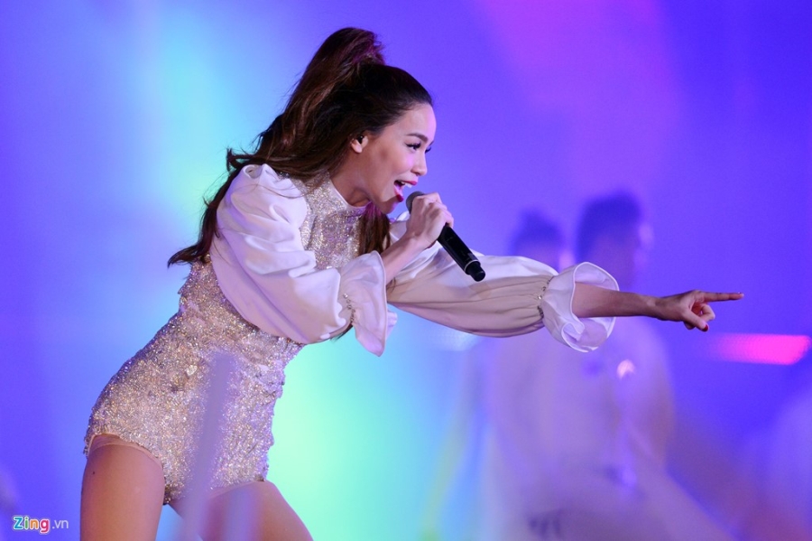 Dan sao Viet dot nong mua dong Ha Noi tai 'Dai hy xuan 2017' hinh anh 15