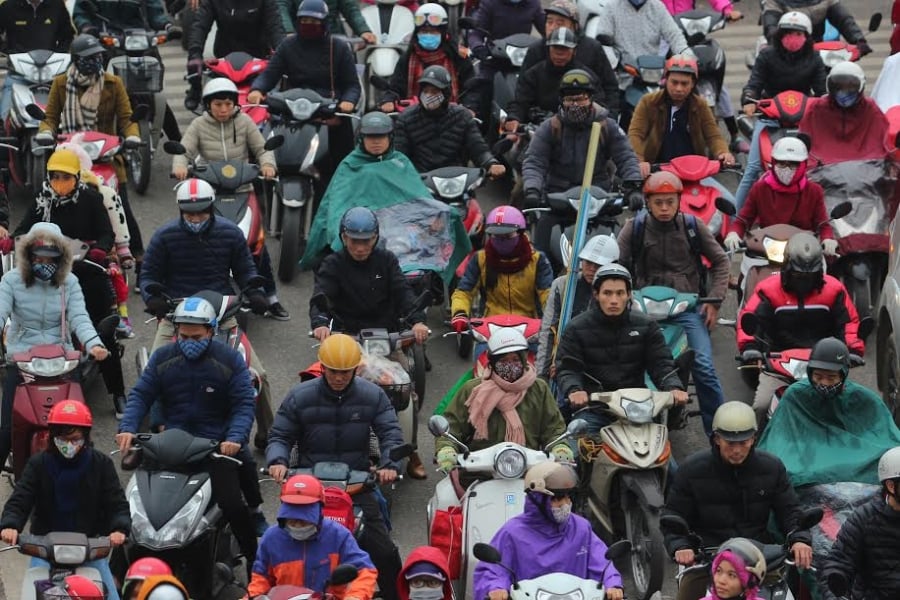 Hà Nội: Trùm áo mưa nhích từng centimet trên đường tắc
