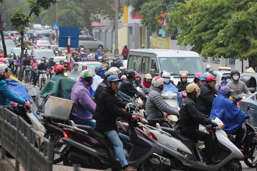 Hà Nội: Trùm áo mưa nhích từng centimet trên đường tắc