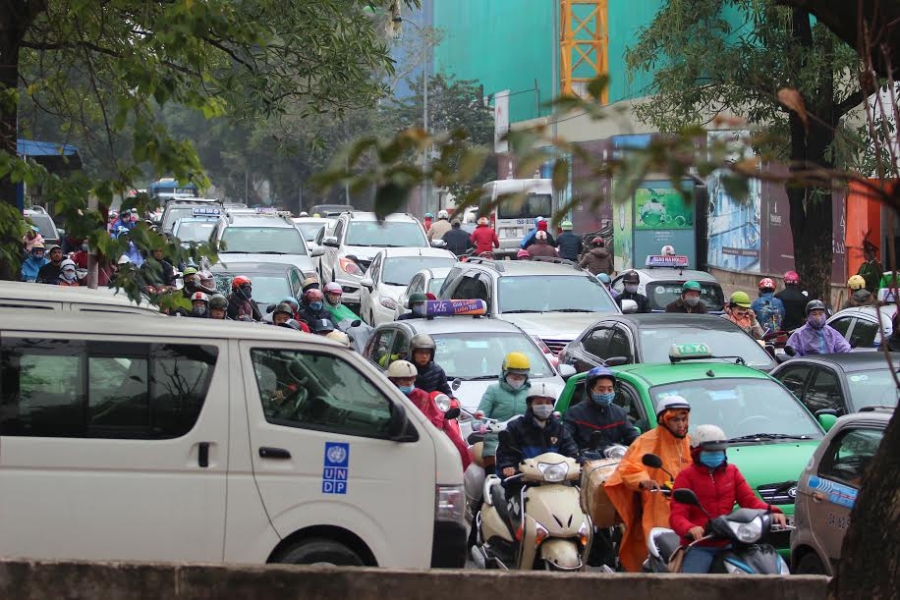 Hà Nội: Trùm áo mưa nhích từng centimet trên đường tắc