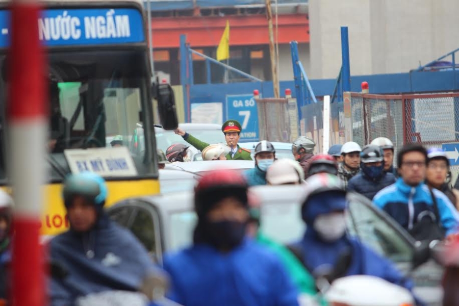 Hà Nội: Trùm áo mưa nhích từng centimet trên đường tắc