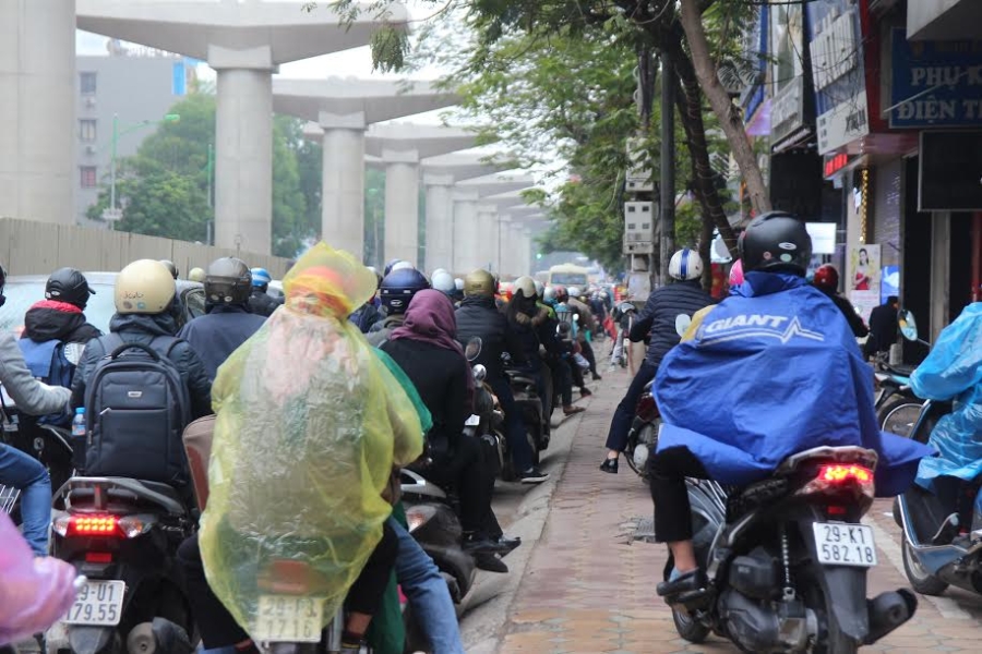 Hà Nội: Trùm áo mưa nhích từng centimet trên đường tắc