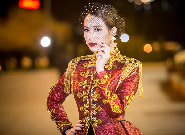 hoang-thuy-linh-mua-cot-khoe-duong-cong-tren-san-khau-3