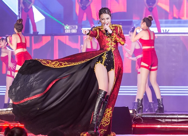 hoang-thuy-linh-mua-cot-khoe-duong-cong-tren-san-khau-4