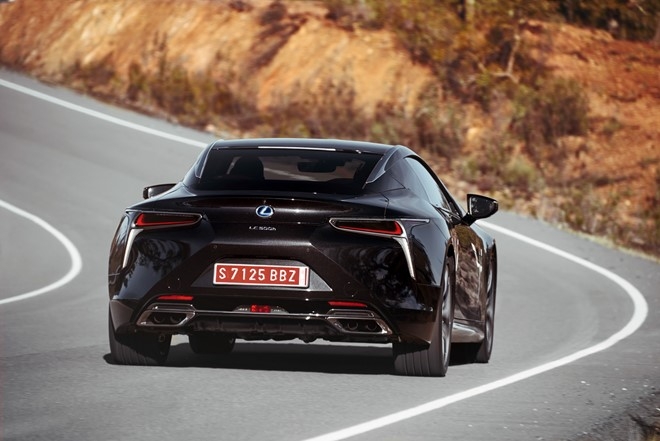 Lexus LC 500 2018 doi thu Mercedes-Benz S-Class Coupe hinh anh 8