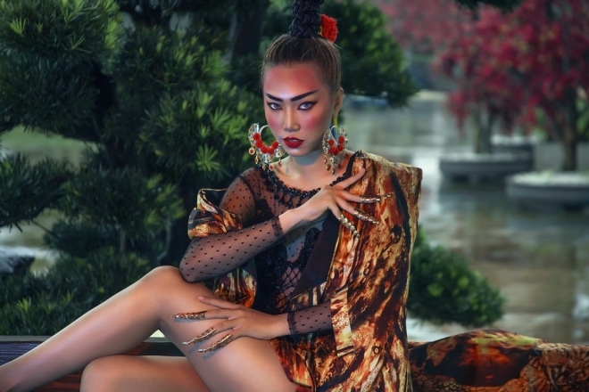 Người mẫu khoe hình thể với lọng che và bodysuit xuyên thấu