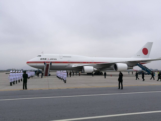  Chuyên cơ chở Thủ tướng Nhật Bản Shinzo Abe hạ cánh xuống Sân bay Quốc tế Nội Bài lúc 13h15 hôm nay, 16/1. 