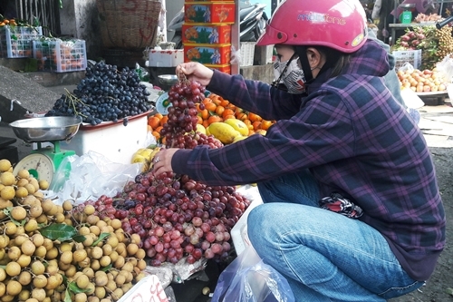 trai-cay-banh-keo-trung-quoc-do-ve-cho-sai-gon-truoc-tet-1