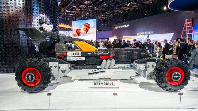 Xe Batmobile khong lo xep tu gan 350.000 mieng Lego hinh anh 1