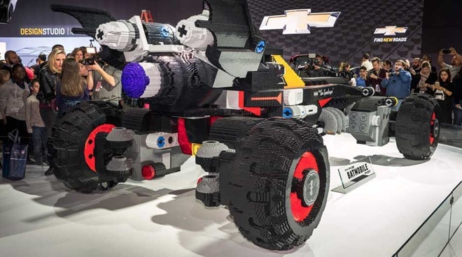 Xe Batmobile khong lo xep tu gan 350.000 mieng Lego hinh anh 2