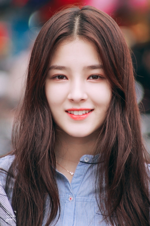 co gai 17 tuoi gay xon xao pho di bo ha noi vi qua xinh dep hinh anh 3