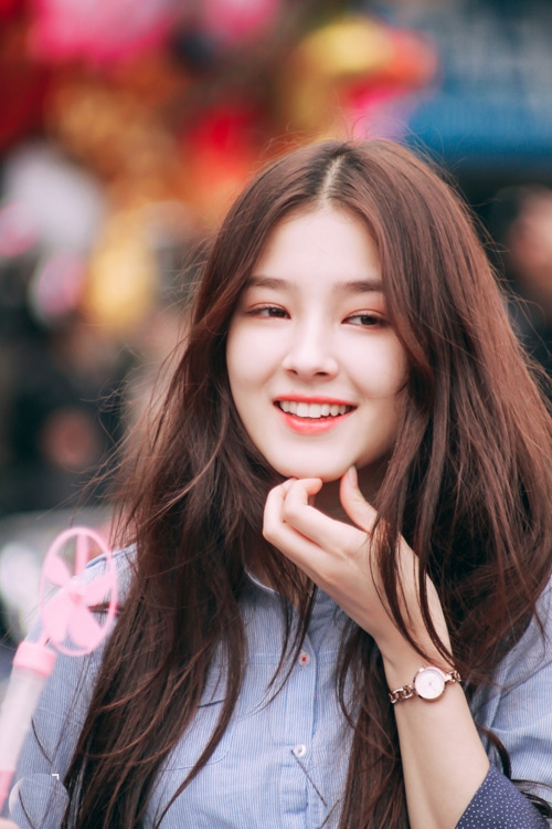 co gai 17 tuoi gay xon xao pho di bo ha noi vi qua xinh dep hinh anh 6