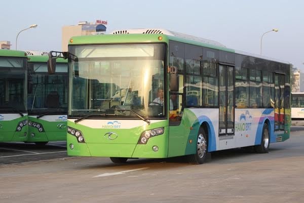 Hà Nội dựng dải phân cách phục vụ buýt nhanh