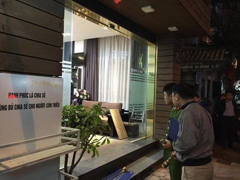 ảnh: hien truong vu no sung truoc quan ca phe o hà nọi hinh anh 1