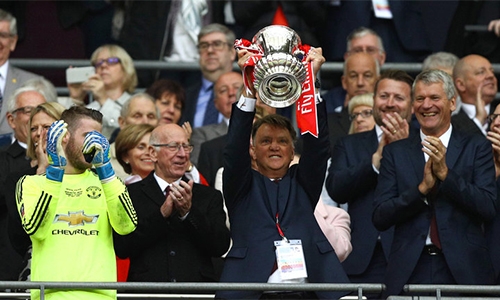 louis-van-gaal-nghi-huu