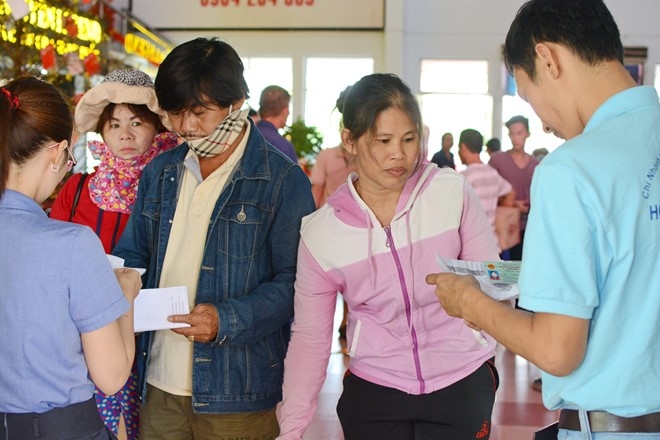 Moi ngay co hon 12.000 nguoi roi Sai Gon ve que don Tet hinh anh 1