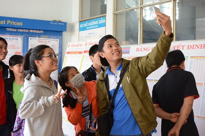 Moi ngay co hon 12.000 nguoi roi Sai Gon ve que don Tet hinh anh 2