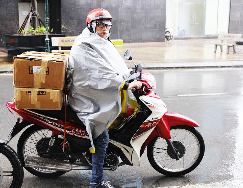 Sinh viên kiếm gần 20 triệu tháng cận Tết nhờ làm bưng bê