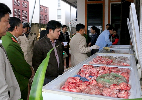 hon-mot-tan-noi-tang-trau-bo-hoi-thoi-tren-duong-len-ban-nhau
