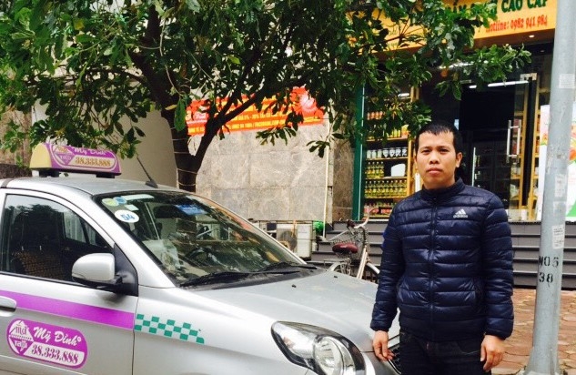 Lai xe taxi tra lai 14.000 USD cho khach nuoc ngoai de quen hinh anh 1