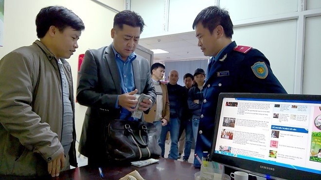 Lai xe taxi tra lai 14.000 USD cho khach nuoc ngoai de quen hinh anh 2