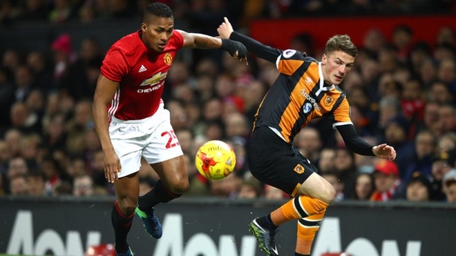 Man Utd kich hoat dieu khoan giu chan Valencia hinh anh 1