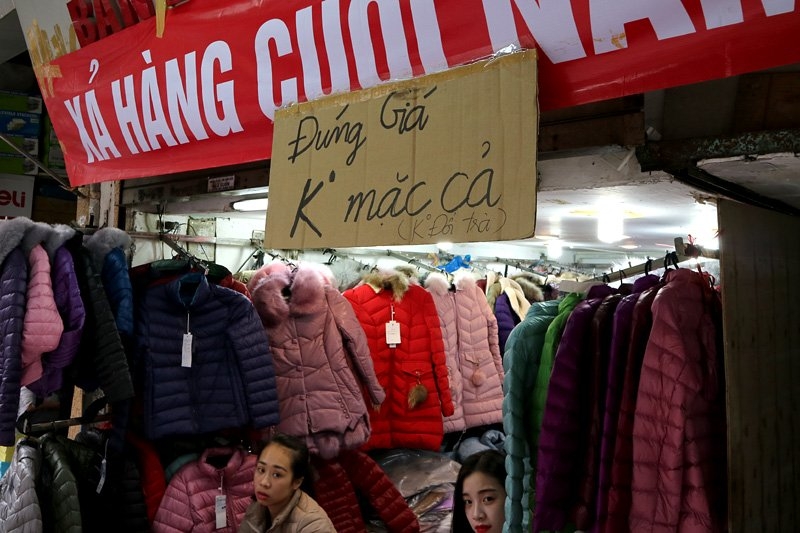 Sát Tết, bán hàng hạ giá 'siêu chảnh' ở phố cổ Hà Nội