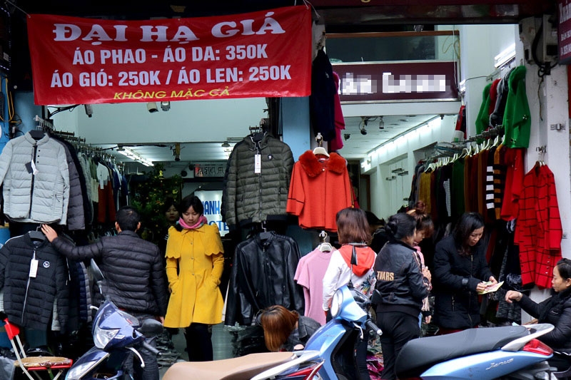 Sát Tết, bán hàng hạ giá 'siêu chảnh' ở phố cổ Hà Nội
