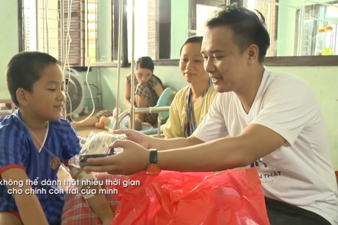 Thieu gia Ha thanh len truyen hinh xin loi me hinh anh 3