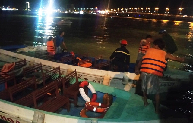 Lực lượng chức năng giúp người dân di chuyển tài sản bằng đường thủy. Vụ cháy quá lớn khiến đa phần tài sản của người dân bị thiêu rụi hoàn toàn