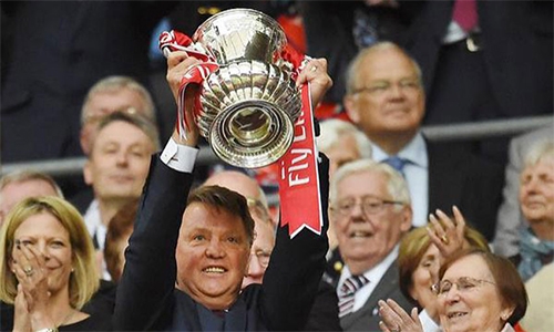 van-gaal-ap-luc-cua-bao-chi-anh-doi-khi-vo-nhan-dao-1