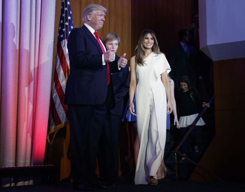 Bà Melania bộ áo liền quần của Ralph Lauren trong đêm công bố kết quả bầu cử 8/11/2016,