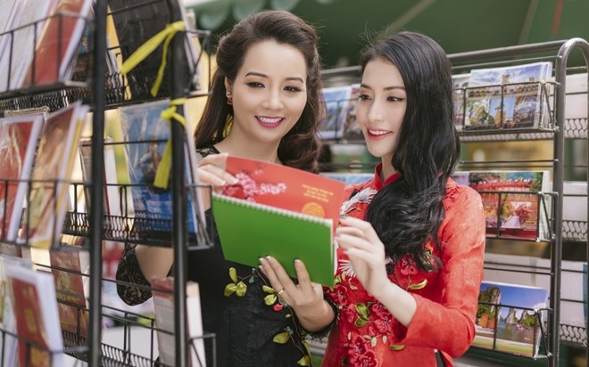 Chi em Mai Thu Huyen, Mai Ho dien ao dai xuan xuong pho hinh anh 5