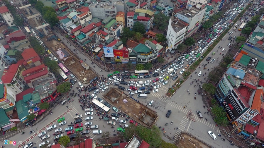 Doan xe rong ran 'bo' qua lo cot chan giua nga tu hinh anh 1