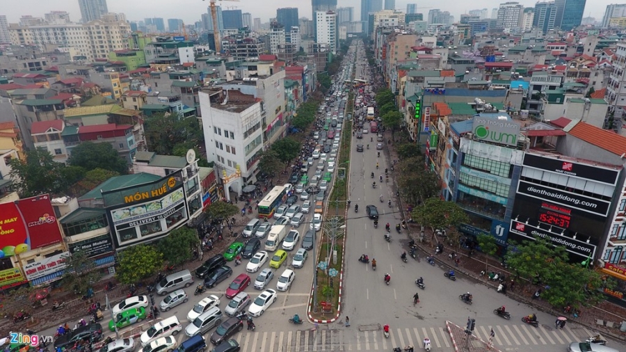 Doan xe rong ran 'bo' qua lo cot chan giua nga tu hinh anh 2