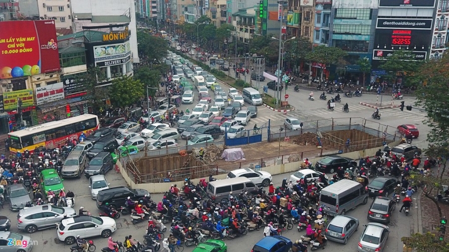 Doan xe rong ran 'bo' qua lo cot chan giua nga tu hinh anh 5