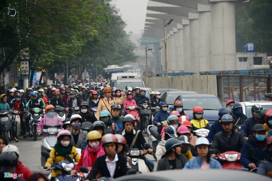 Doan xe rong ran 'bo' qua lo cot chan giua nga tu hinh anh 12